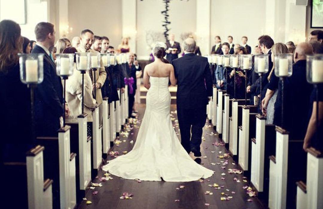 L’entrata in chiesa con l’abito da sposa